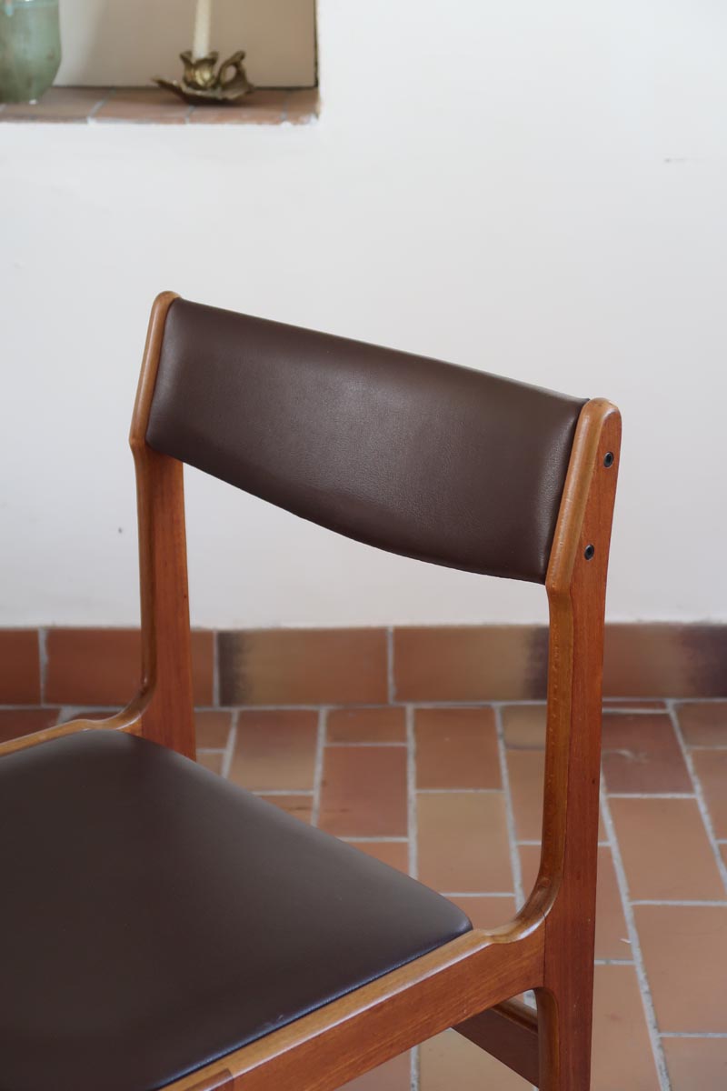 Lot de cinq chaises scandinaves vintage en teck des années 60, style Erik Buch, avec assise et dossier en skaï marron, accompagné d’une sixième chaise offerte présentant une petite déchirure sur le dossier, présentées seules et en mise en situation.