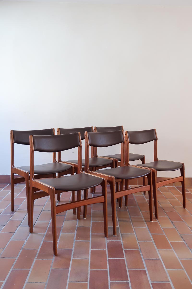 Lot de cinq chaises scandinaves vintage en teck des années 60, style Erik Buch, avec assise et dossier en skaï marron, accompagné d’une sixième chaise offerte présentant une petite déchirure sur le dossier, présentées seules et en mise en situation.