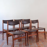 Lot de cinq chaises scandinaves vintage en teck des années 60, style Erik Buch, avec assise et dossier en skaï marron, accompagné d’une sixième chaise offerte présentant une petite déchirure sur le dossier, présentées seules et en mise en situation.