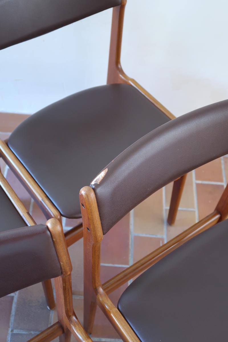 Lot de cinq chaises scandinaves vintage en teck des années 60, style Erik Buch, avec assise et dossier en skaï marron, accompagné d’une sixième chaise offerte présentant une petite déchirure sur le dossier, présentées seules et en mise en situation.