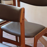 Lot de cinq chaises scandinaves vintage en teck des années 60, style Erik Buch, avec assise et dossier en skaï marron, accompagné d’une sixième chaise offerte présentant une petite déchirure sur le dossier, présentées seules et en mise en situation.