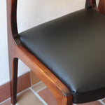 Lot de six chaises scandinaves vintage en teck massif avec assise et dossier en skaï noir, style Niels Otto Møller ou Erik Buch, présentées seules et en mise en situation dans différents espaces.