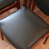 Lot de six chaises scandinaves vintage en teck massif avec assise et dossier en skaï noir, style Niels Otto Møller ou Erik Buch, présentées seules et en mise en situation dans différents espaces.