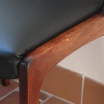 Lot de six chaises scandinaves vintage en teck massif avec assise et dossier en skaï noir, style Niels Otto Møller ou Erik Buch, présentées seules et en mise en situation dans différents espaces.