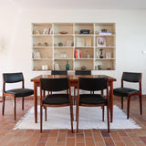 Lot de six chaises scandinaves vintage en teck massif avec assise et dossier en skaï noir, style Niels Otto Møller ou Erik Buch, présentées seules et en mise en situation dans différents espaces.