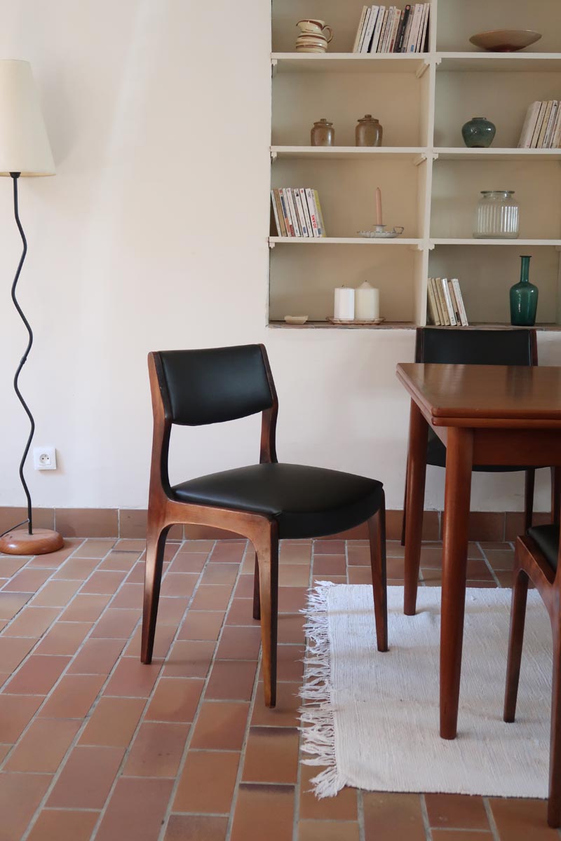 Lot de six chaises scandinaves vintage en teck massif avec assise et dossier en skaï noir, style Niels Otto Møller ou Erik Buch, présentées seules et en mise en situation dans différents espaces.