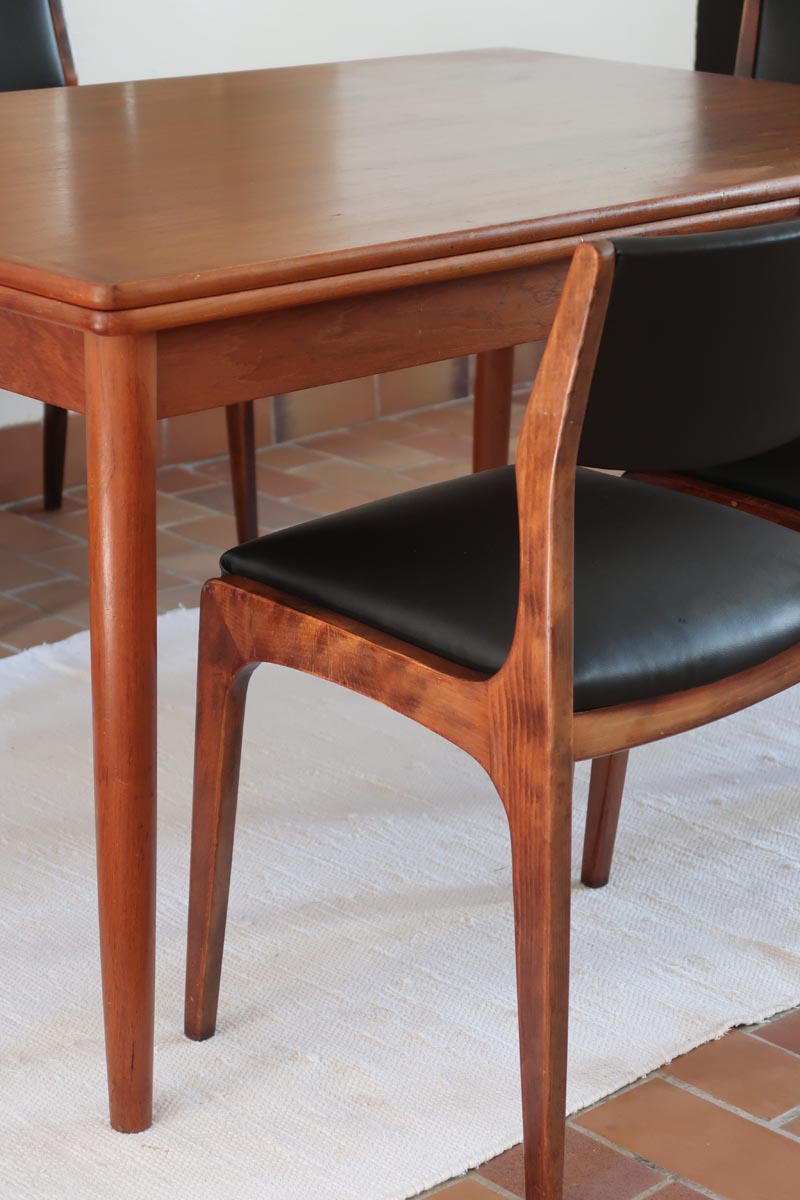 Lot de six chaises scandinaves vintage en teck massif avec assise et dossier en skaï noir, style Niels Otto Møller ou Erik Buch, présentées seules et en mise en situation dans différents espaces.