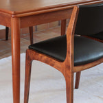 Lot de six chaises scandinaves vintage en teck massif avec assise et dossier en skaï noir, style Niels Otto Møller ou Erik Buch, présentées seules et en mise en situation dans différents espaces.