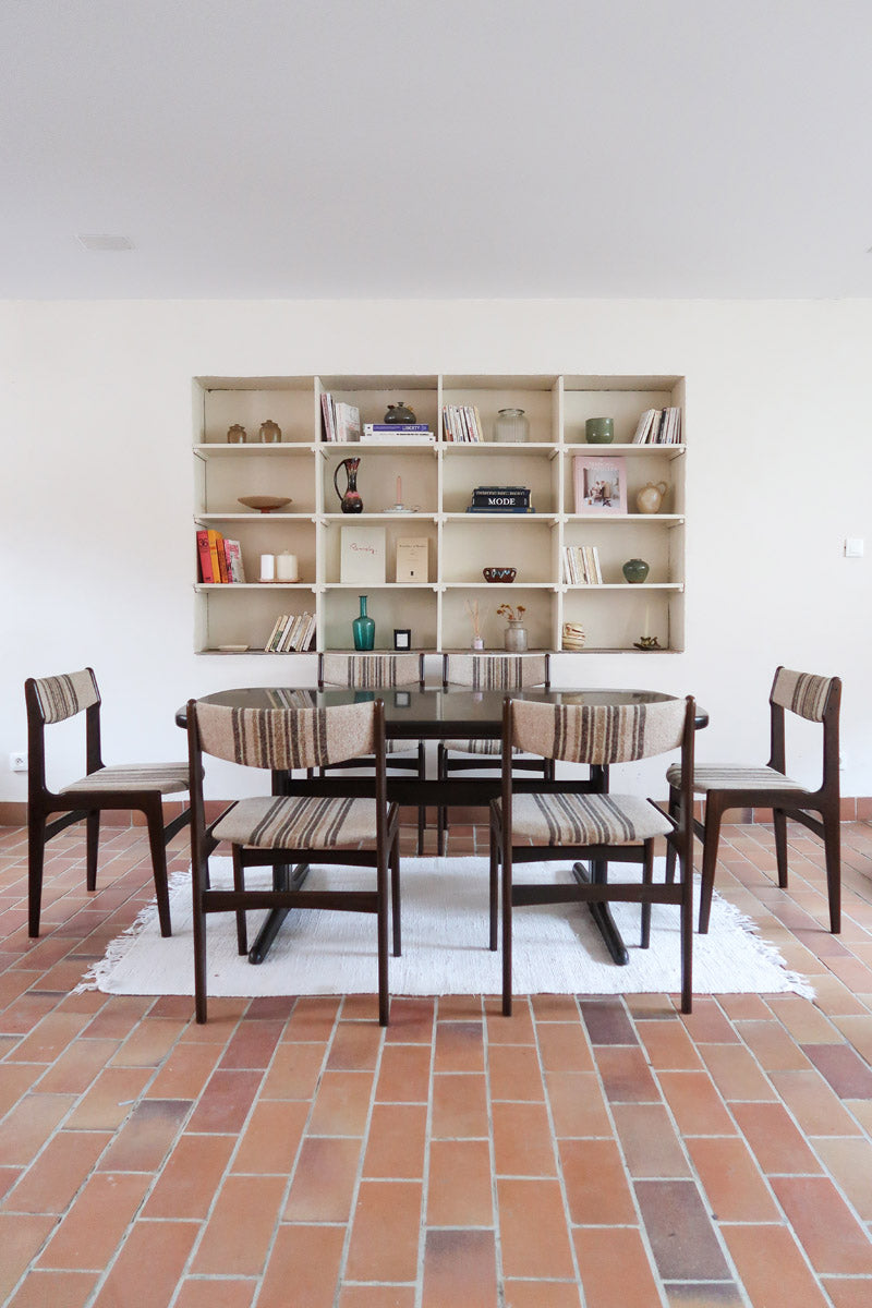 Ensemble de six chaises scandinaves Erik Buch pour Skovby en teck, avec assise et dossier en tissu rayé brun et beige, design danois des années 60.