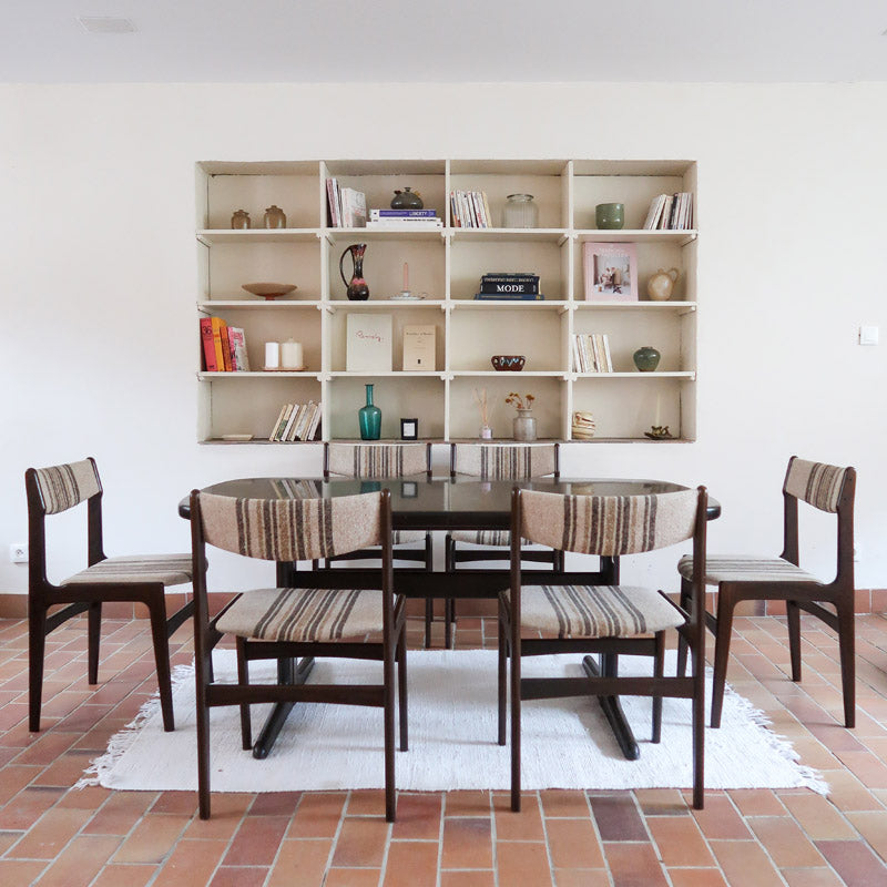 Ensemble de six chaises scandinaves Erik Buch pour Skovby en teck, avec assise et dossier en tissu rayé brun et beige, design danois des années 60.