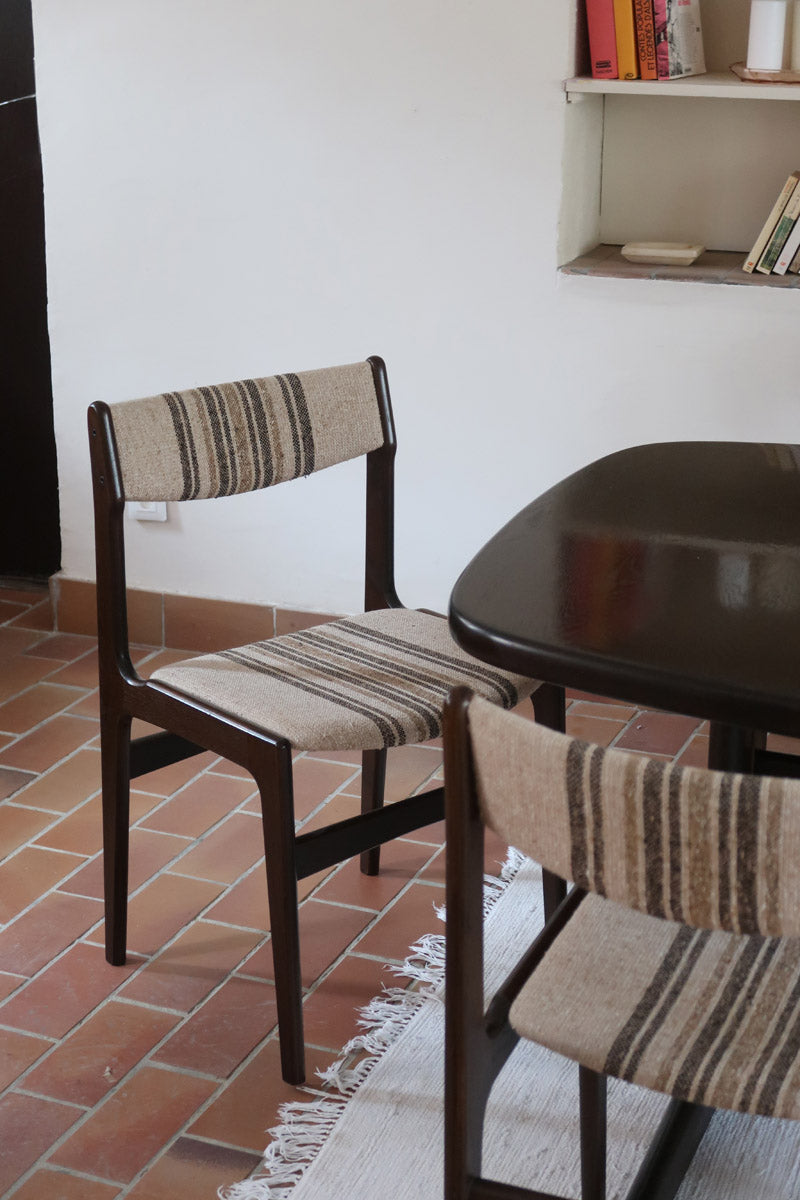 Ensemble de six chaises scandinaves Erik Buch pour Skovby en teck, avec assise et dossier en tissu rayé brun et beige, design danois des années 60.