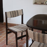 Ensemble de six chaises scandinaves Erik Buch pour Skovby en teck, avec assise et dossier en tissu rayé brun et beige, design danois des années 60.