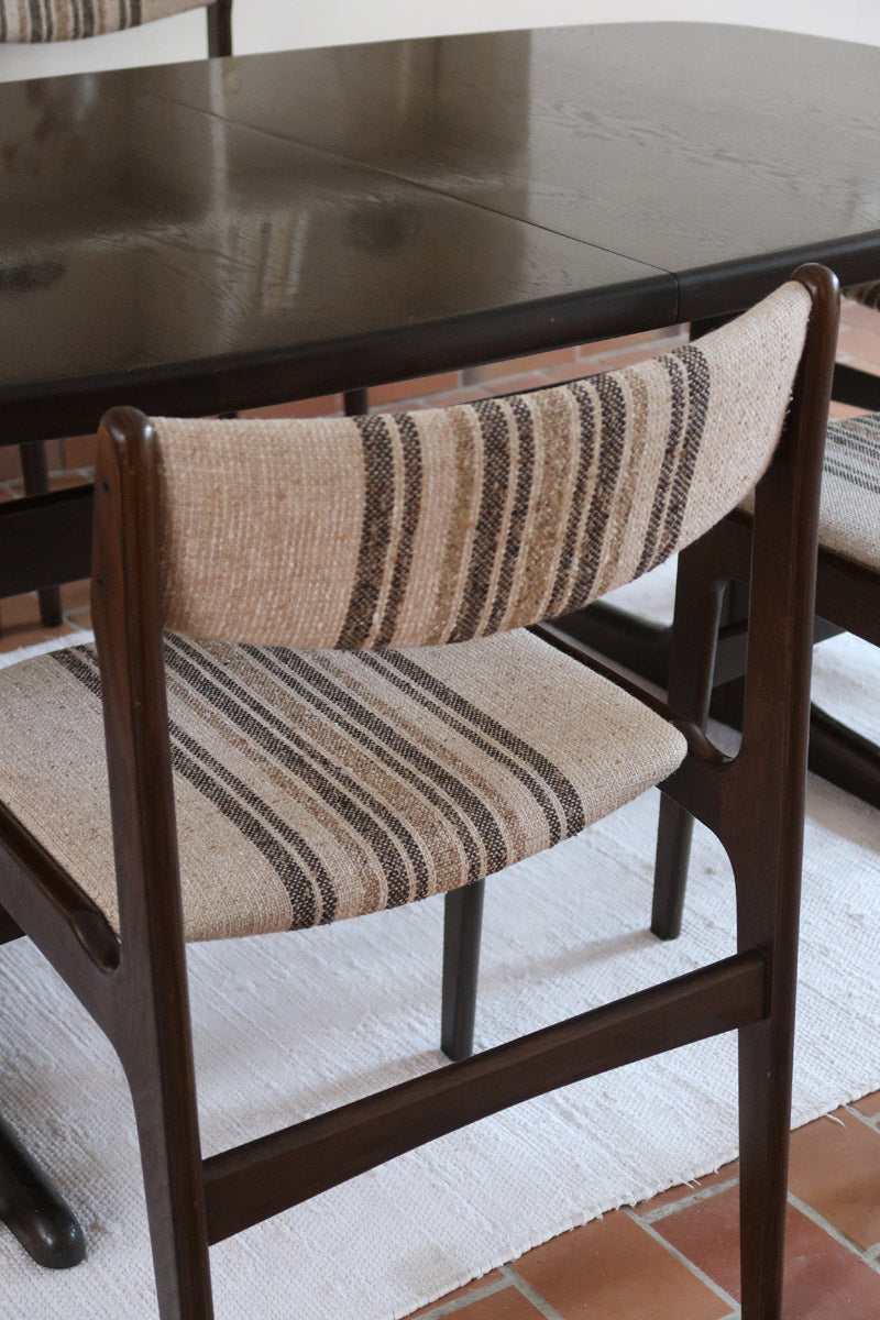 Ensemble de six chaises scandinaves Erik Buch pour Skovby en teck, avec assise et dossier en tissu rayé brun et beige, design danois des années 60.