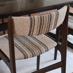 Ensemble de six chaises scandinaves Erik Buch pour Skovby en teck, avec assise et dossier en tissu rayé brun et beige, design danois des années 60.