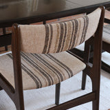 Ensemble de six chaises scandinaves Erik Buch pour Skovby en teck, avec assise et dossier en tissu rayé brun et beige, design danois des années 60.