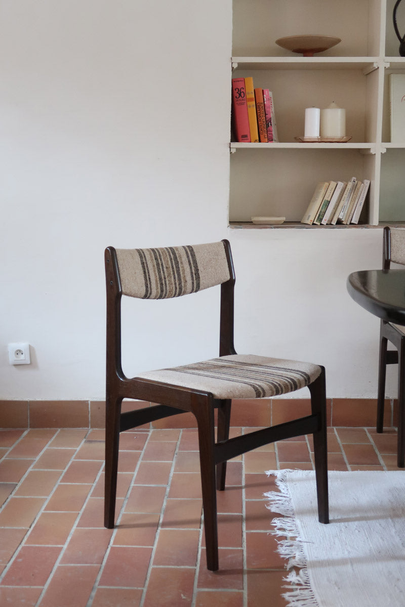 Ensemble de six chaises scandinaves Erik Buch pour Skovby en teck, avec assise et dossier en tissu rayé brun et beige, design danois des années 60.