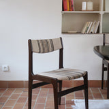 Ensemble de six chaises scandinaves Erik Buch pour Skovby en teck, avec assise et dossier en tissu rayé brun et beige, design danois des années 60.