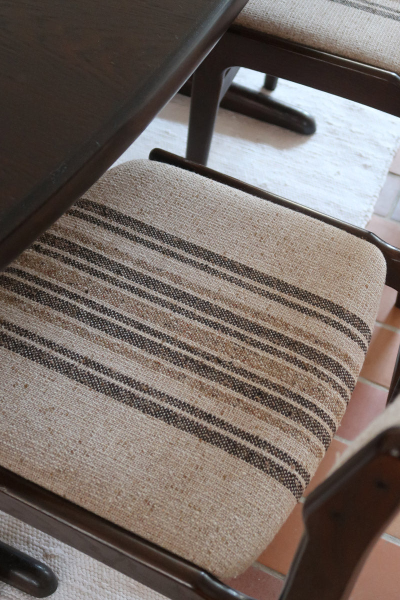 Ensemble de six chaises scandinaves Erik Buch pour Skovby en teck, avec assise et dossier en tissu rayé brun et beige, design danois des années 60.