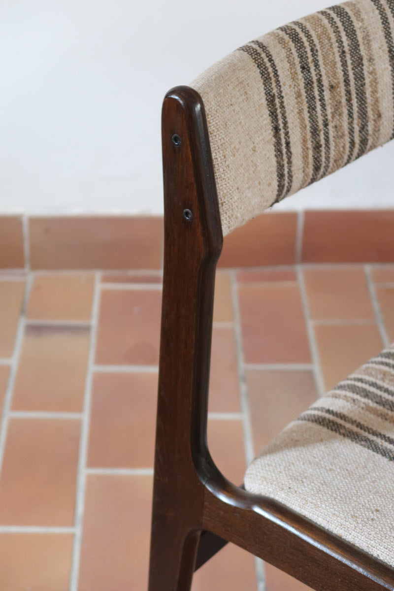 Ensemble de six chaises scandinaves Erik Buch pour Skovby en teck, avec assise et dossier en tissu rayé brun et beige, design danois des années 60.