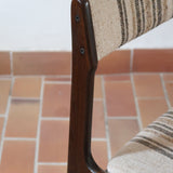 Ensemble de six chaises scandinaves Erik Buch pour Skovby en teck, avec assise et dossier en tissu rayé brun et beige, design danois des années 60.