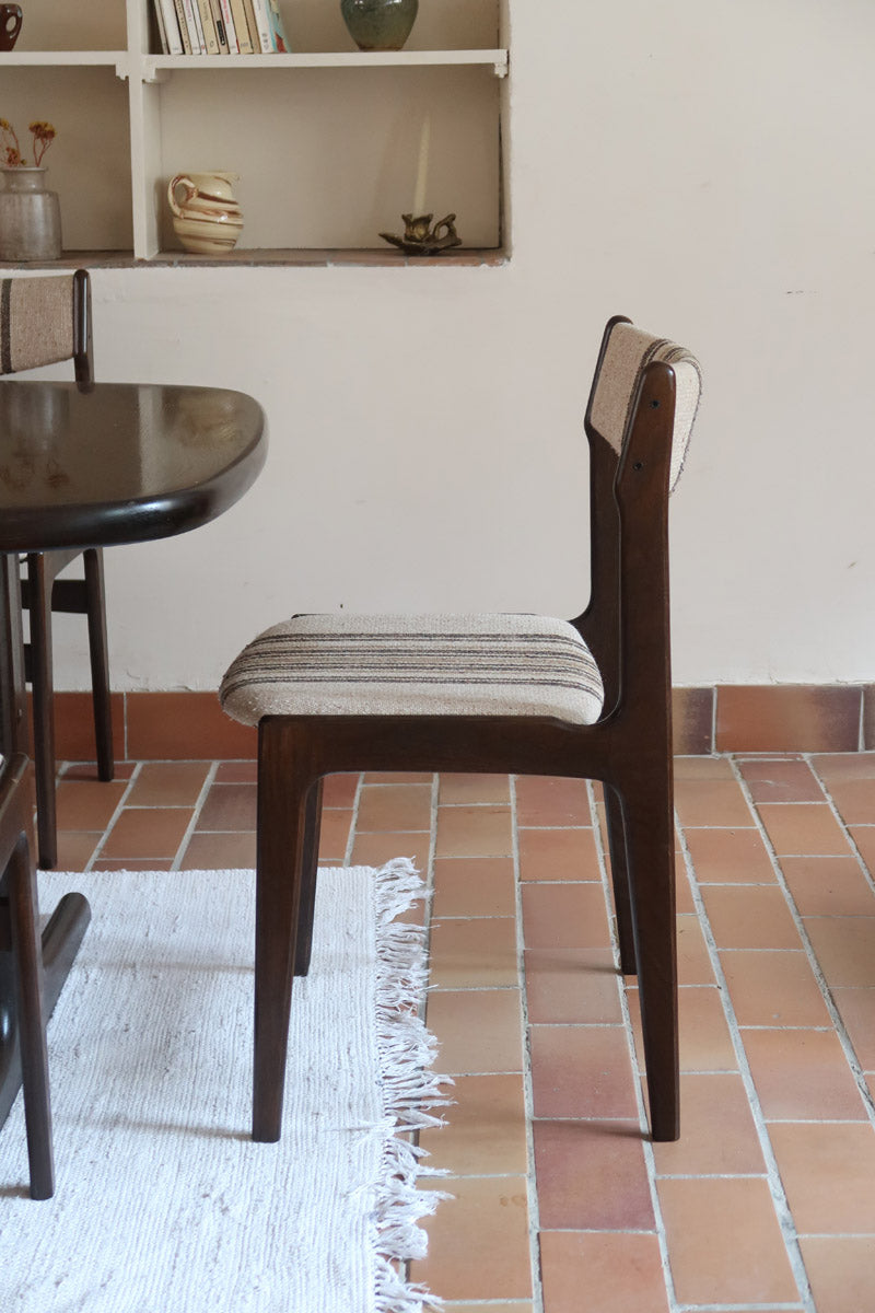 Ensemble de six chaises scandinaves Erik Buch pour Skovby en teck, avec assise et dossier en tissu rayé brun et beige, design danois des années 60.