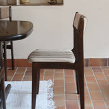 Ensemble de six chaises scandinaves Erik Buch pour Skovby en teck, avec assise et dossier en tissu rayé brun et beige, design danois des années 60.