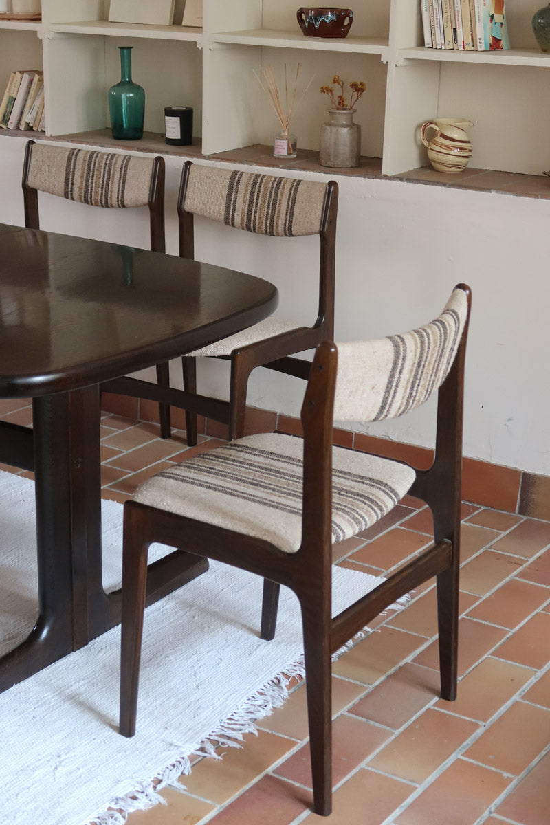 Ensemble de six chaises scandinaves Erik Buch pour Skovby en teck, avec assise et dossier en tissu rayé brun et beige, design danois des années 60.