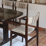 Ensemble de six chaises scandinaves Erik Buch pour Skovby en teck, avec assise et dossier en tissu rayé brun et beige, design danois des années 60.