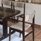 Ensemble de six chaises scandinaves Erik Buch pour Skovby en teck, avec assise et dossier en tissu rayé brun et beige, design danois des années 60.