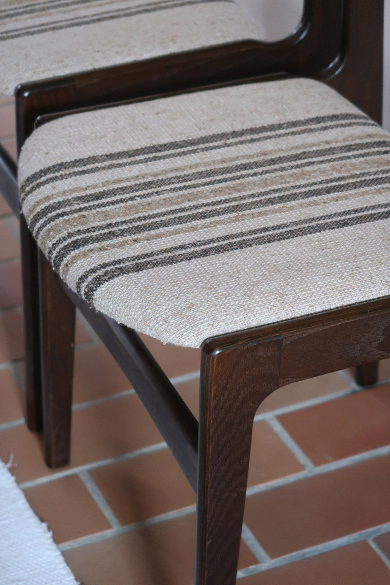 Ensemble de six chaises scandinaves Erik Buch pour Skovby en teck, avec assise et dossier en tissu rayé brun et beige, design danois des années 60.