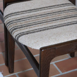 Ensemble de six chaises scandinaves Erik Buch pour Skovby en teck, avec assise et dossier en tissu rayé brun et beige, design danois des années 60.