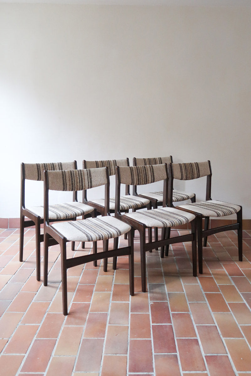 Ensemble de six chaises scandinaves Erik Buch pour Skovby en teck, avec assise et dossier en tissu rayé brun et beige, design danois des années 60.