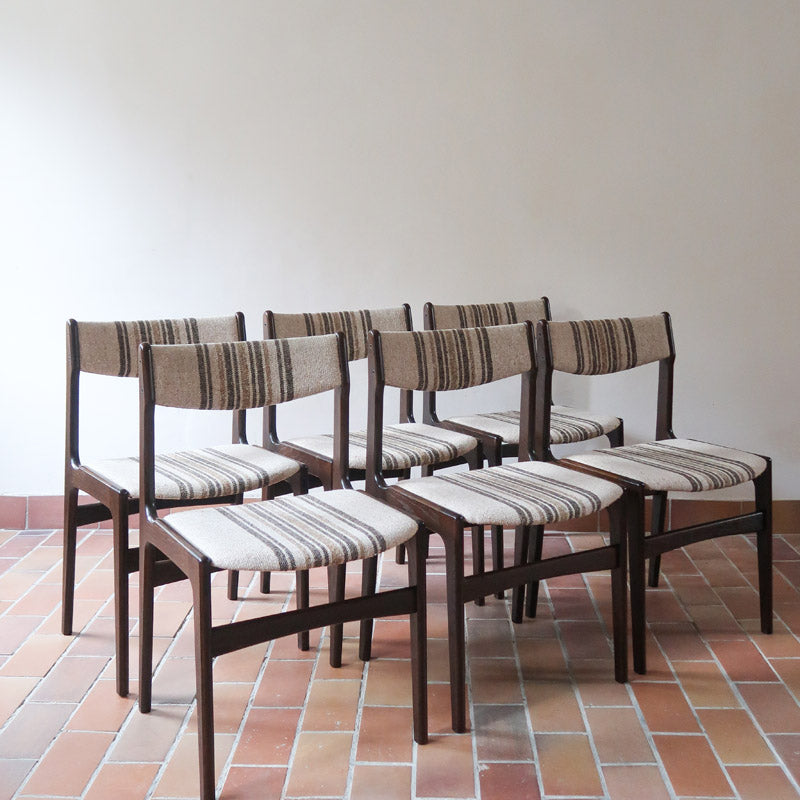 Ensemble de six chaises scandinaves Erik Buch pour Skovby en teck, avec assise et dossier en tissu rayé brun et beige, design danois des années 60.