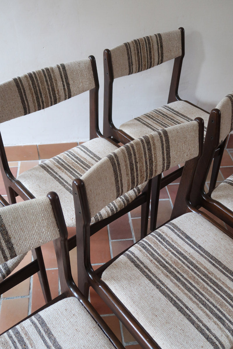 Ensemble de six chaises scandinaves Erik Buch pour Skovby en teck, avec assise et dossier en tissu rayé brun et beige, design danois des années 60.
