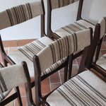 Ensemble de six chaises scandinaves Erik Buch pour Skovby en teck, avec assise et dossier en tissu rayé brun et beige, design danois des années 60.