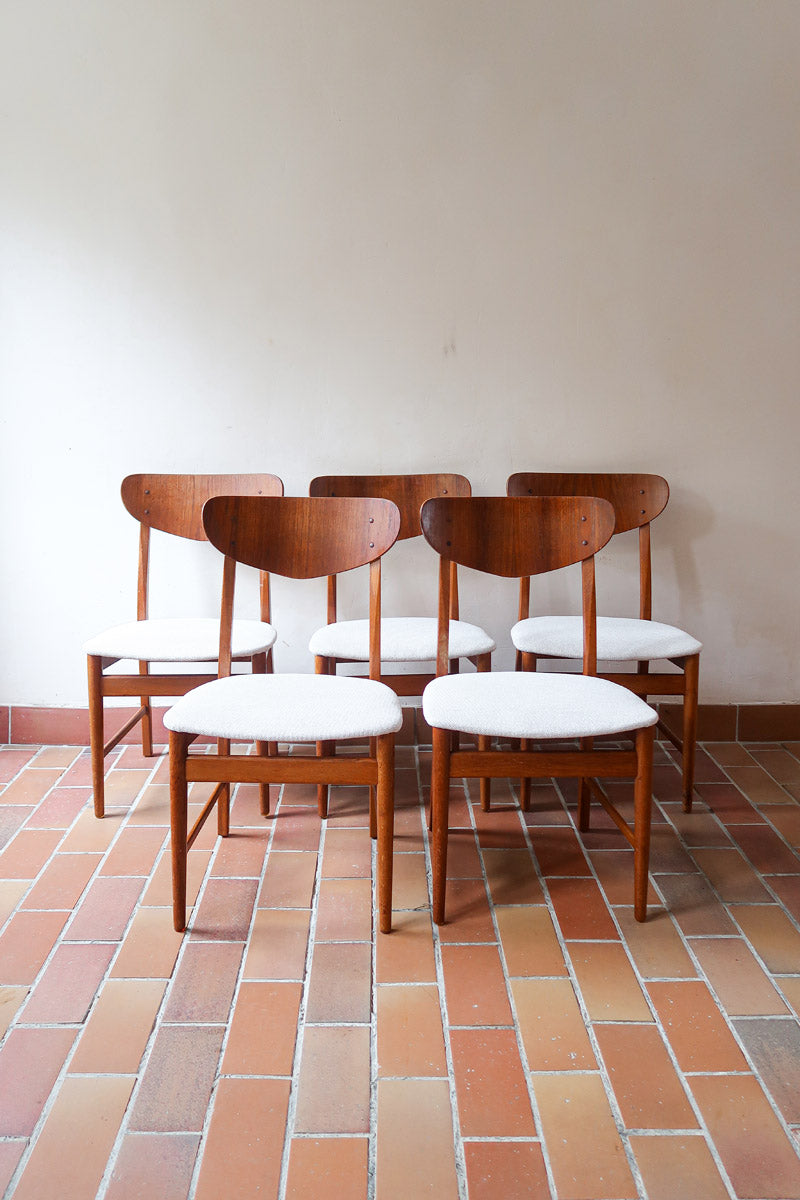 Lot de 5 chaises scandinaves en teck années 60 avec dossier galbé et assises retapissées en bouclette écru.