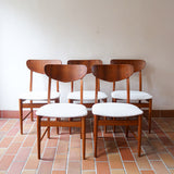 Lot de 5 chaises scandinaves en teck années 60 avec dossier galbé et assises retapissées en bouclette écru.