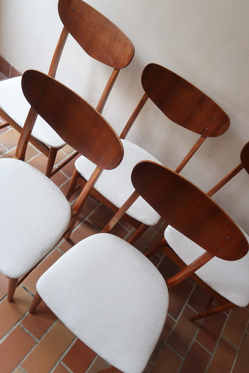 Lot de 5 chaises scandinaves en teck années 60 avec dossier galbé et assises retapissées en bouclette écru.