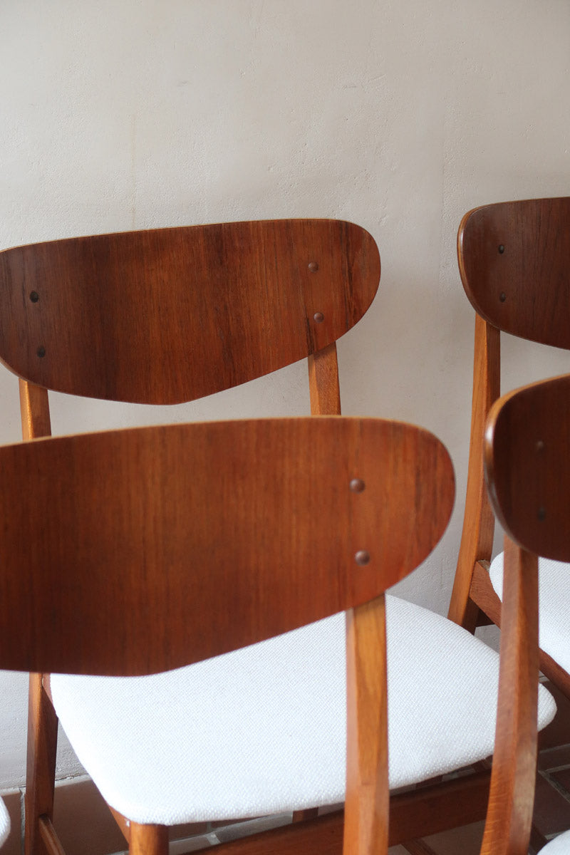 Lot de 5 chaises scandinaves en teck années 60 avec dossier galbé et assises retapissées en bouclette écru.