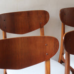 Lot de 5 chaises scandinaves en teck années 60 avec dossier galbé et assises retapissées en bouclette écru.