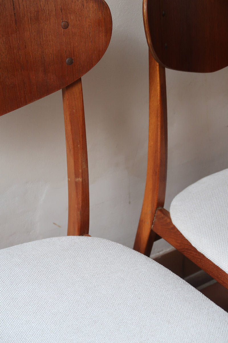 Lot de 5 chaises scandinaves en teck années 60 avec dossier galbé et assises retapissées en bouclette écru.