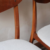 Lot de 5 chaises scandinaves en teck années 60 avec dossier galbé et assises retapissées en bouclette écru.