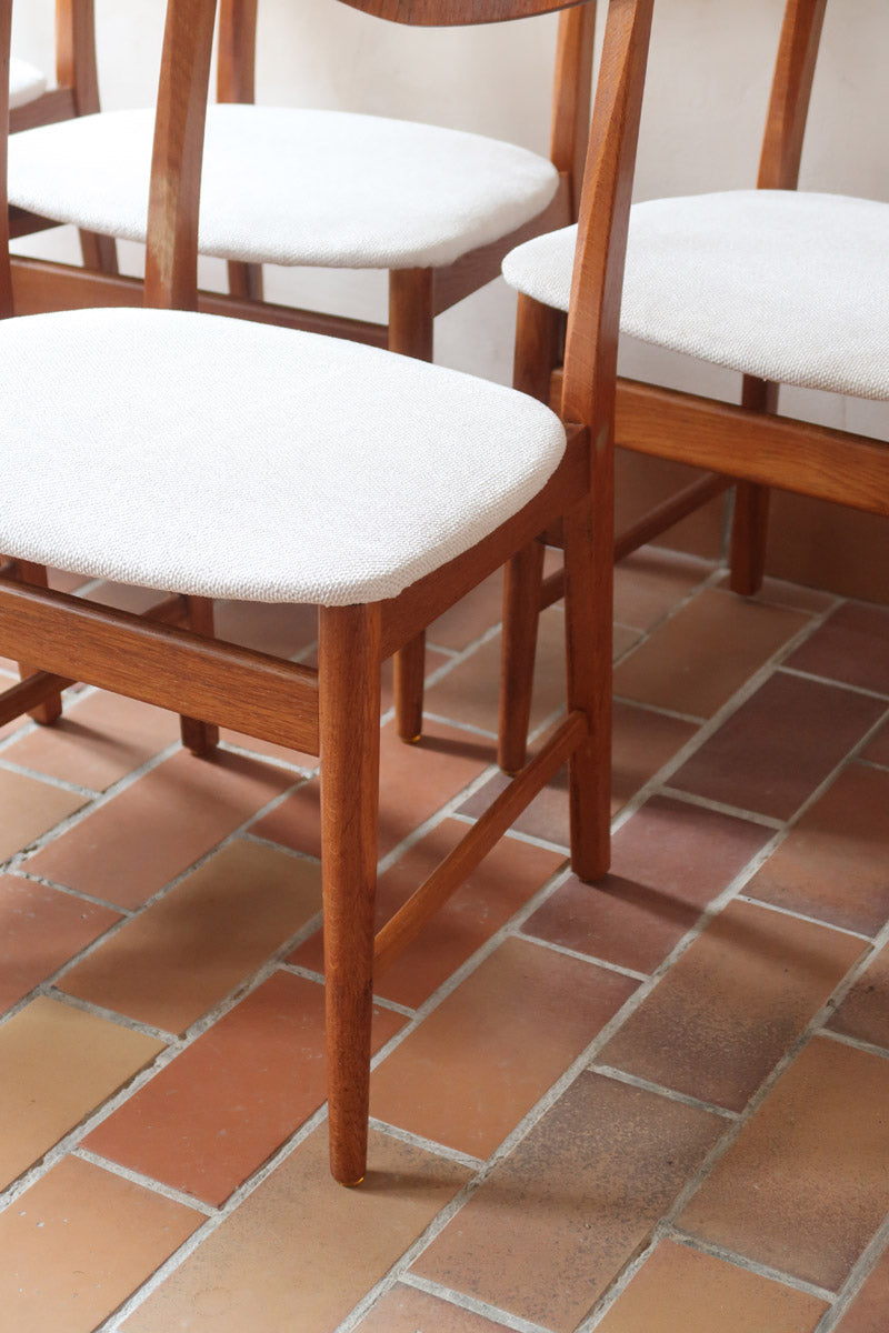Lot de 5 chaises scandinaves en teck années 60 avec dossier galbé et assises retapissées en bouclette écru.