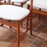 Lot de 5 chaises scandinaves en teck années 60 avec dossier galbé et assises retapissées en bouclette écru.