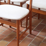 Lot de 5 chaises scandinaves en teck années 60 avec dossier galbé et assises retapissées en bouclette écru.