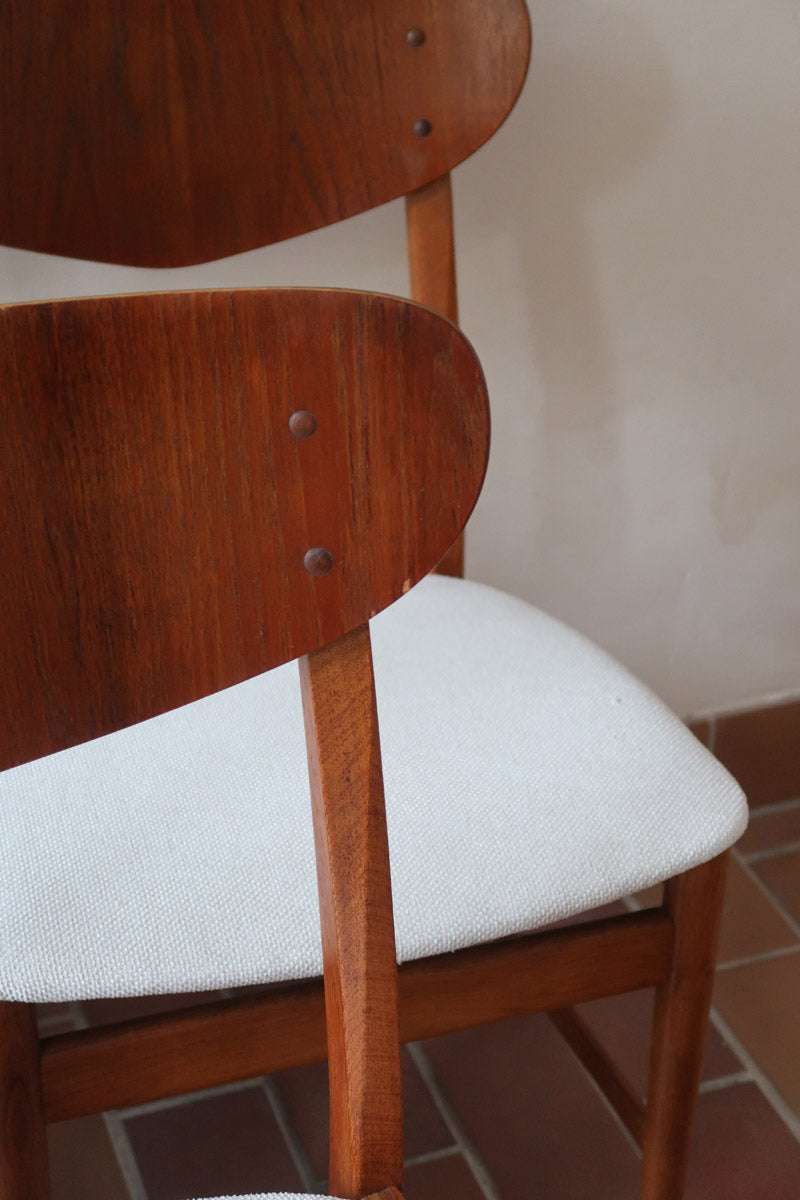 Lot de 5 chaises scandinaves en teck années 60 avec dossier galbé et assises retapissées en bouclette écru.