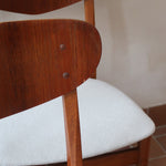 Lot de 5 chaises scandinaves en teck années 60 avec dossier galbé et assises retapissées en bouclette écru.