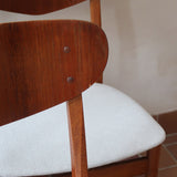 Lot de 5 chaises scandinaves en teck années 60 avec dossier galbé et assises retapissées en bouclette écru.