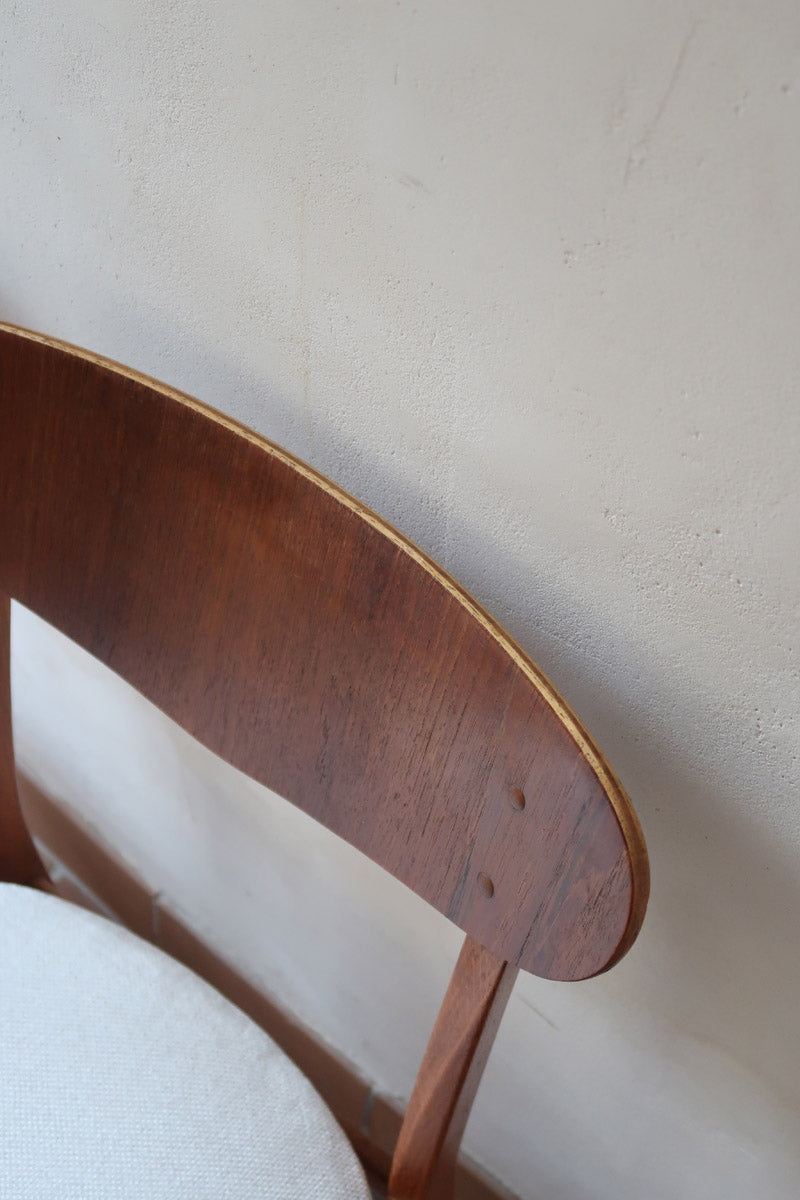 Lot de 5 chaises scandinaves en teck années 60 avec dossier galbé et assises retapissées en bouclette écru.