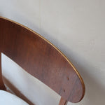 Lot de 5 chaises scandinaves en teck années 60 avec dossier galbé et assises retapissées en bouclette écru.